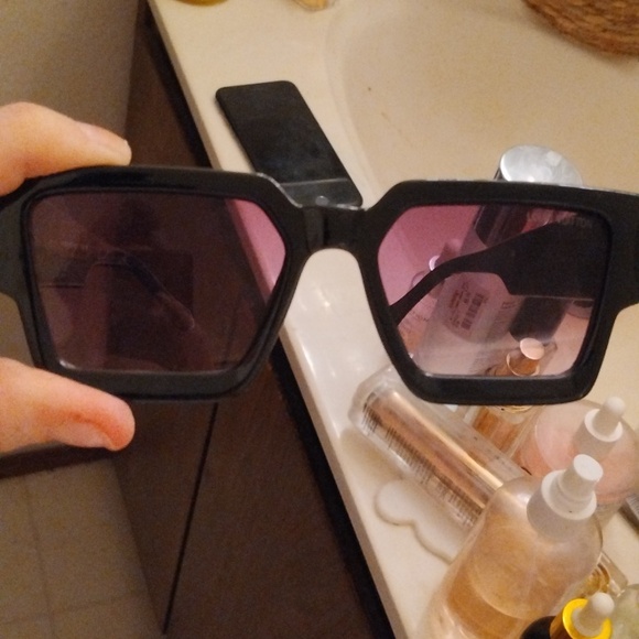 Authentic without tag attached new unisex Louis Vuitton sunglasses sunglasses. - Picture 4 of 6